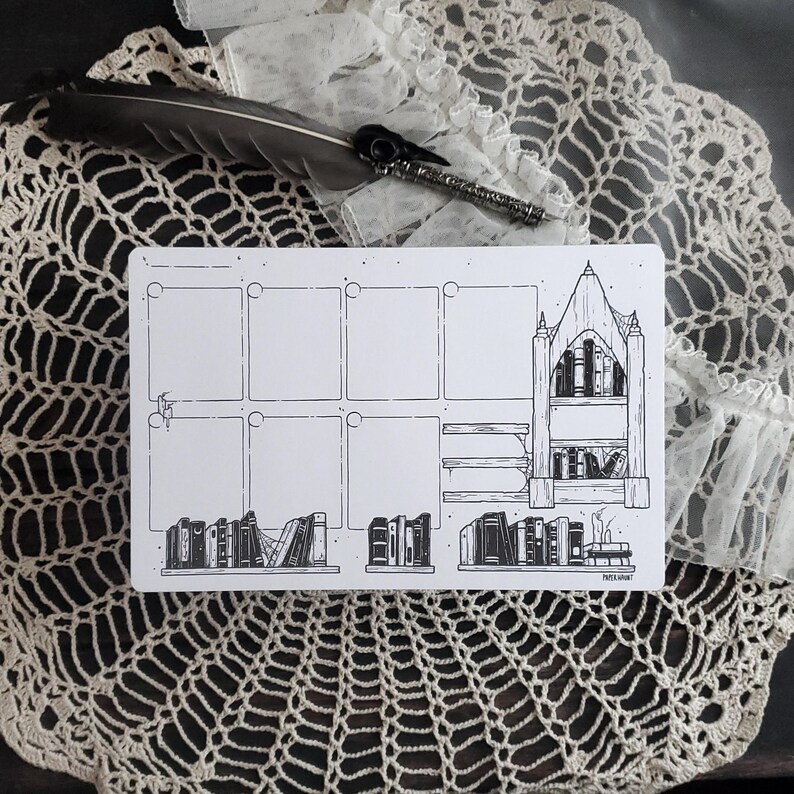 Op de afbeelding: Een zwart-witte printbare plannerpagina met een gotische stijl boekenkast illustratie. De plannerpagina heeft zes lege vierkanten om te schrijven en een boekenkast met boeken en een schoorsteen bovenaan.