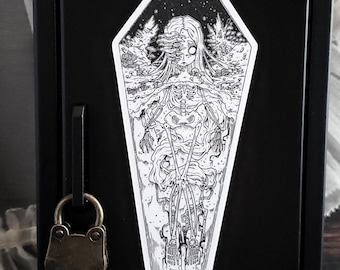 Puede incluir: Adhesivo en blanco y negro con una ilustración detallada de una figura en un marco con forma de ataúd. La figura es una combinación de elementos humanos y esqueléticos, con una escena de bosque en el fondo. Un pequeño candado de estilo antiguo es visible.
