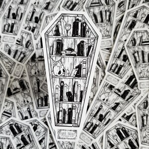 K&ouml;nnte beinhalten: Schwarzwei&szlig;-Illustration eines sargf&ouml;rmigen B&uuml;cherregals, gef&uuml;llt mit B&uuml;chern. Das B&uuml;cherregal hat einen Sch&auml;del und ein Weinglas auf dem obersten Regal. Der Text "PAPER HAUNT STATIONERY & CO." befindet sich am unteren Rand des Bildes.