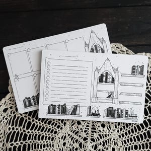 Op de afbeelding: Zwart-witte printbare plannerpagina met een gotisch boekenkastontwerp en een to-dolijst. De pagina bevat een schedel- en kruisbeenderenafbeelding en de tekst "Read & Repeat".