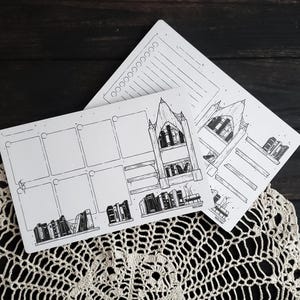 Op de afbeelding: Zwart-witte printbare planner stickers met een boekenkastontwerp met boeken. De stickers zijn ontworpen voor gebruik met een bullet journal of planner.
