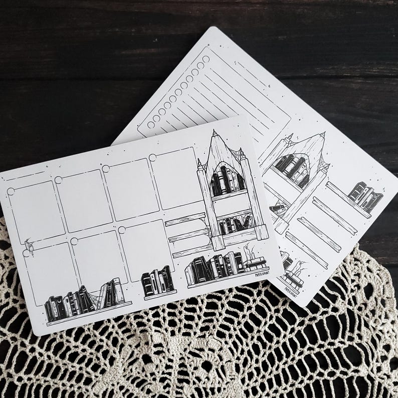 Op de afbeelding: Zwart-witte printbare planner stickers met een boekenkastontwerp met boeken. De stickers zijn ontworpen voor gebruik met een bullet journal of planner.