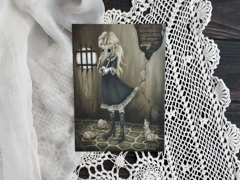 Puede incluir: Una ni&ntilde;a con un vestido negro y una m&aacute;scara blanca se encuentra en una habitaci&oacute;n oscura y en ruinas. Est&aacute; rodeada de ratas blancas. La habitaci&oacute;n tiene una ventana enrejada y una pared de ladrillo.