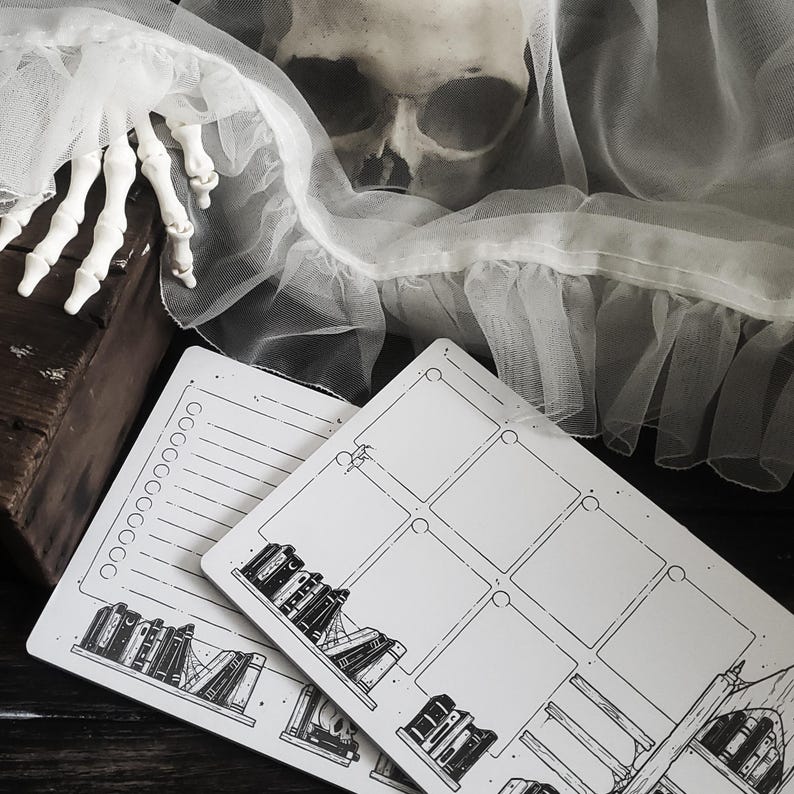 Op de afbeelding: Twee zwart-witte printbare plannerpagina's met een boekenkastontwerp. E&eacute;n pagina heeft een to-dolijst en de andere heeft zes lege vierkanten.