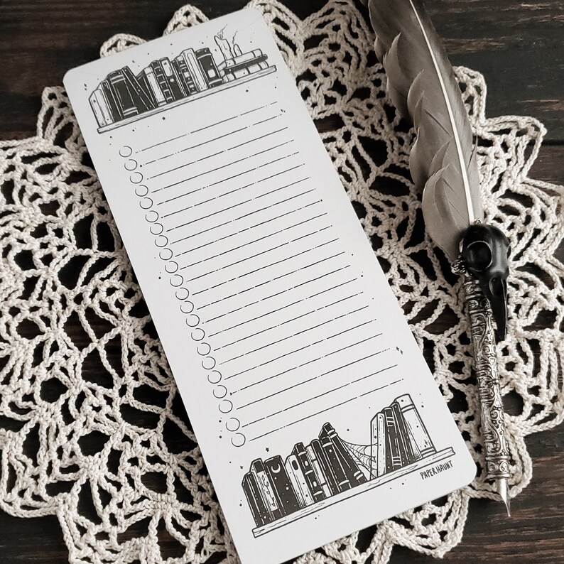K&ouml;nnte beinhalten: Eine wei&szlig;e Checkliste mit einer schwarz-wei&szlig;en Illustration eines B&uuml;cherregals, das oben und unten mit B&uuml;chern gef&uuml;llt ist. Die Checkliste hat f&uuml;r jeden Punkt eine gepunktete Linie und einen Platz zum Schreiben neben jeder Linie. Der Text "PAPER MOUNT" befindet sich unten rechts.