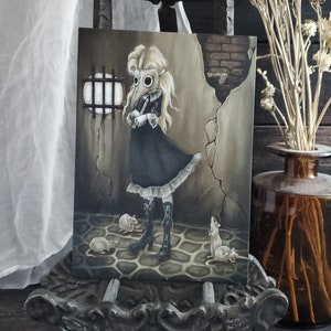 Puede incluir: Una pintura de una joven que lleva un vestido negro y una m&aacute;scara de m&eacute;dico de la peste. Est&aacute; de pie en una habitaci&oacute;n con una ventana enrejada y algunas ratas. La pintura est&aacute; realizada en un estilo oscuro y melanc&oacute;lico.