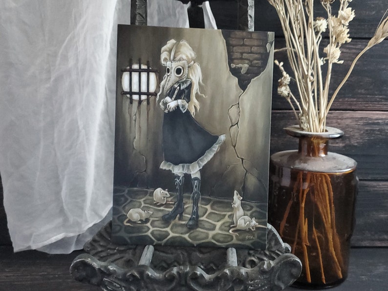 Puede incluir: Una pintura de una joven que lleva un vestido negro y una m&aacute;scara de m&eacute;dico de la peste. Est&aacute; de pie en una habitaci&oacute;n con una ventana enrejada y algunas ratas. La pintura est&aacute; realizada en un estilo oscuro y melanc&oacute;lico.