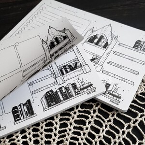 Op de afbeelding: Een zwart-witte illustratie van een boekenkast met boeken in de planken. De illustratie is op een witte achtergrond met de tekst "PAPER & HAUNT" onderaan.