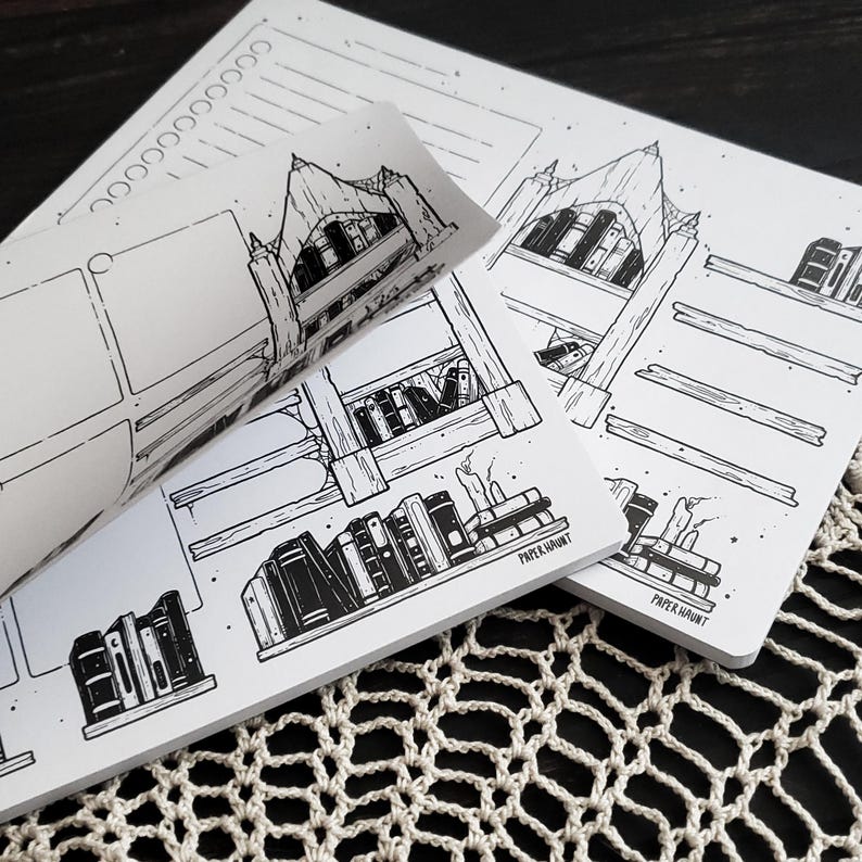 Op de afbeelding: Een zwart-witte illustratie van een boekenkast met boeken in de planken. De illustratie is op een witte achtergrond met de tekst "PAPER & HAUNT" onderaan.