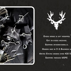 K&ouml;nnte beinhalten: Schwarze Geschenkboxen, die in schwarzem Seidenpapier mit wei&szlig;em Garn und einem wei&szlig;en Hirschsch&auml;del-Logo verpackt sind. Der Text auf dem Bild lautet: "EVERY ORDER IS GIFT WRAPPED. GIFT IN EVERY PACKAGE. SHIPPING INTERNATIONALLY. ORDERS SHIP IN 2-3 BUSINESS DAYS. UNITED STATES ORDERS OVER $35 SHIP FREE. SHIPPING THROUGH USPS"