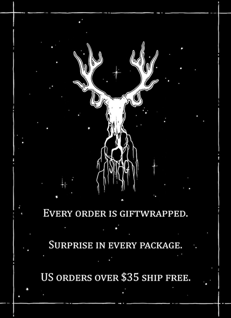 Op de afbeelding: Zwart-witte illustratie van een hertenschedel met geweien tegen een sterrenhemel. De tekst "EVERY ORDER IS GIFTWRAPPED. SURPRISE IN EVERY PACKAGE. US ORDERS OVER $35 SHIP FREE." staat onder de afbeelding.