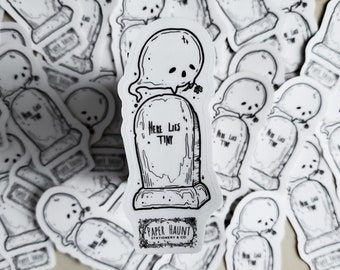 Może przedstawiać: Czarno-biała ilustracja ducha unoszącego się nad nagrobkiem z napisem "Here Lies Tiny". Nagrobek jest ozdobiony kropelkami i małą muchą. Obraz jest otoczony innymi kopiami tej samej naklejki.