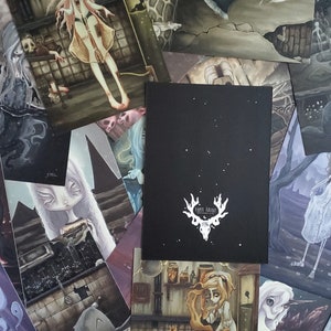 Puede incluir: Una colecci&oacute;n de impresiones de arte con ilustraciones oscuras y caprichosas de figuras con cualidades et&eacute;reas. Las impresiones est&aacute;n dispuestas en un patr&oacute;n ca&oacute;tico y superpuesto, creando una sensaci&oacute;n de profundidad y misterio. Las impresiones son todas en blanco y negro, con algunos toques de color. Las impresiones est&aacute;n todas firmadas por el artista, "Faerie Galaxy".