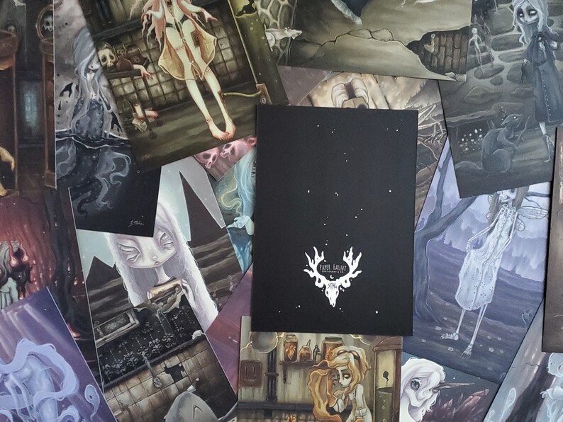 Puede incluir: Una colecci&oacute;n de impresiones de arte con ilustraciones oscuras y caprichosas de figuras con cualidades et&eacute;reas. Las impresiones est&aacute;n dispuestas en un patr&oacute;n ca&oacute;tico y superpuesto, creando una sensaci&oacute;n de profundidad y misterio. Las impresiones son todas en blanco y negro, con algunos toques de color. Las impresiones est&aacute;n todas firmadas por el artista, "Faerie Galaxy".