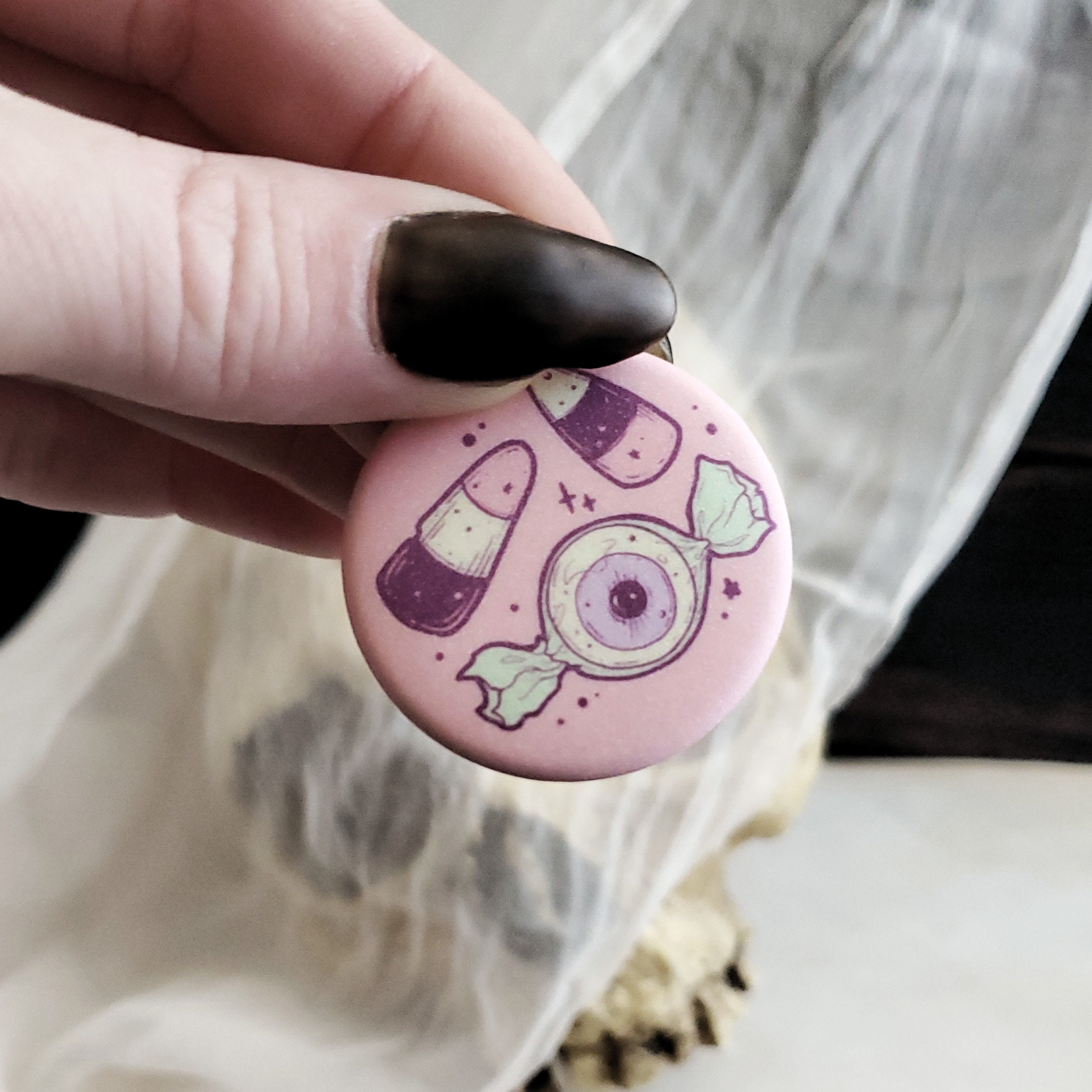 ピンクとグリーンのハロウィンキャンディピンバッジ - 1.5インチ
