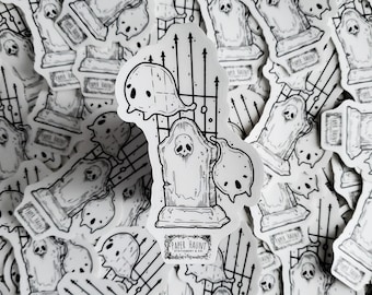 Może przedstawiać: Czarno-biała ilustracja przedstawiająca straszną scenę cmentarza z nagrobkiem, bramą i trzema duchami. Naklejka zawiera napis "Paper Haunt" u dołu.