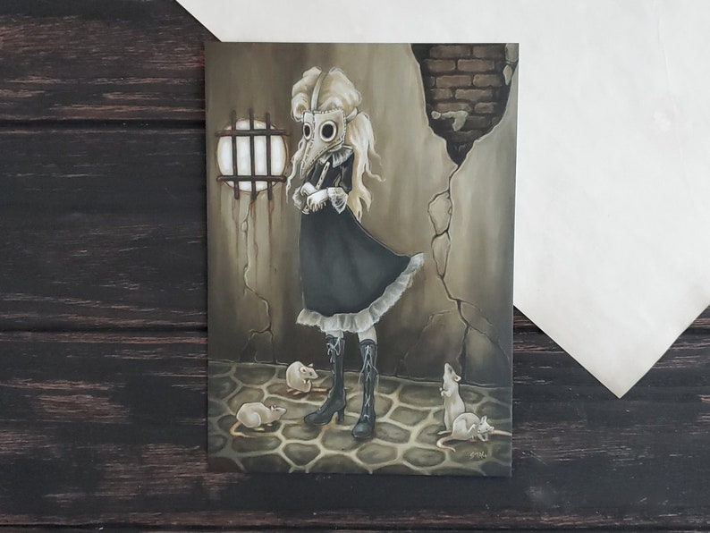 Puede incluir: Una pintura de una ni&ntilde;a con un vestido negro y una m&aacute;scara de m&eacute;dico de la peste, de pie en un edificio de ladrillo en ruinas con tres ratas blancas.