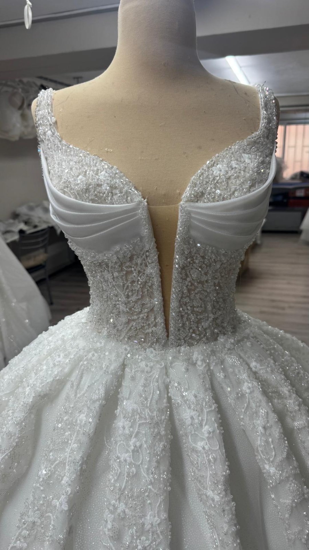 Elegant Sparkly Puffy Wedding Dress for Timeless Glamour