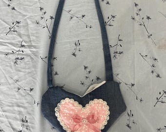 Bolso de corazón vaquero / Mini bolso de hombro reciclado con detalle rosa