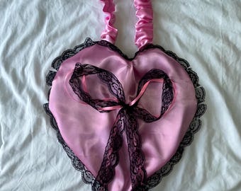 Bolso de satén hecho a mano con forma de corazón: detalle de encaje y cinta