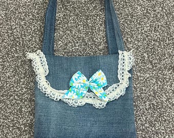 Bolso de hombro de mezclilla reciclada: minibolso hecho a mano con encaje y flores
