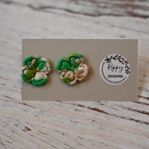 St Patty's klavertje 4 studs| Statementoorbellen / oorbellen van polymeerklei |hypoallergeen |groene sprankelende klaverachtige Ierse geluksoorbellen
