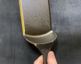 Espátula de sartén de hierro fundido no tan pequeña