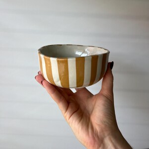 Mellanstor Keramisk Skål - Ljusbrun & Vita Ränder