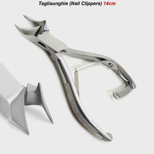 Może przedstawiać: Obcinacz do paznokci ze stali nierdzewnej, o długości 14 cm, z teksturowanym uchwytem zapewniającym chwyt. Obcinacz ma zakrzywione ostrze i dźwignię ułatwiającą użytkowanie. Widoczny jest tekst "Tagliaunghie (Nail Clippers) 14cm".