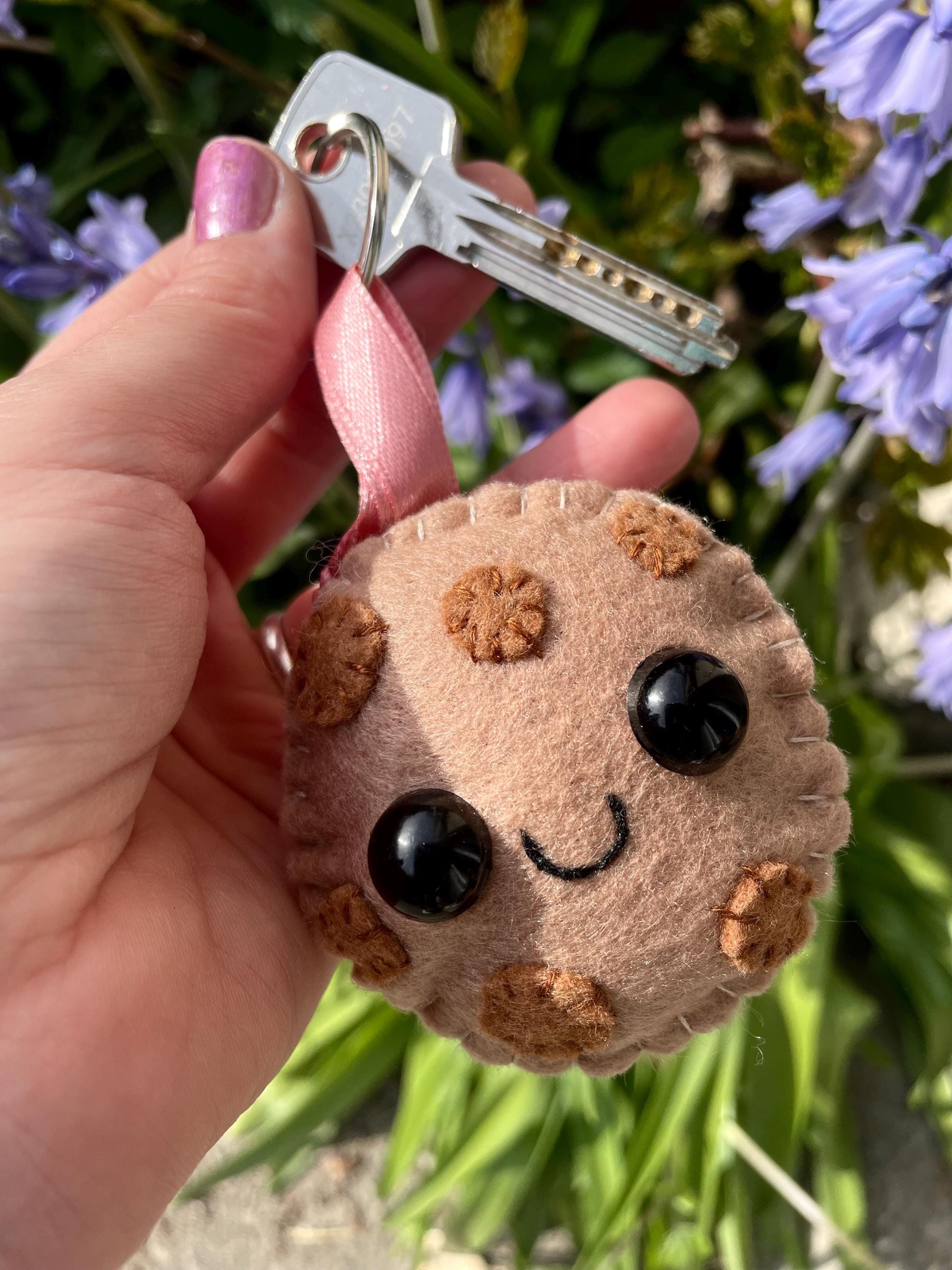 cookie＊キーホルダー Plush Chocolate Chip Cookie Keyring: Kawaii Felt Cookie Accessory
