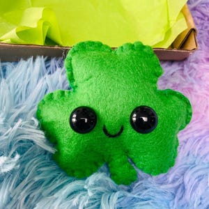 Mini Plush Shamrock: Kawaii Felt Good Luck Gift