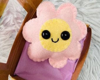 Mini flor kawaii de felpa, regalo de peluche, regalo de buzón kawaii, regalo personalizado, Abrazo en una caja, Margarita linda, flor en una caja, Abrazo de bolsillo