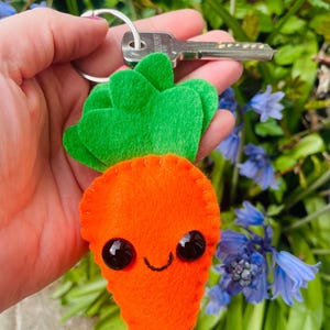 Plush Carrot Keyring: Handmade Felt Kawaii Keychain