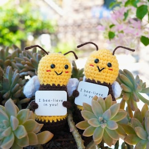 Abeja de crochet de apoyo emocional - 100 % hecha a mano - Decoración del hogar - Regalo para ella - Decoración de escritorio - Listo para enviar - Regalos motivacionales - Regalo de cumpleaños - Muñeca de crochet