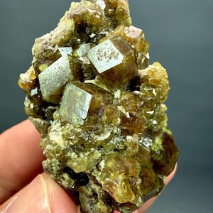 Piękny ciemnozielony, zakończony klaster granatu z okazem albitu, surowe minerały, okaz minerału, 410 karatów