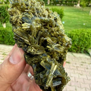 Naturalny klaster epidotów połączony z albitem, okaz 2255 z Pakistanu, okaz minerałów
