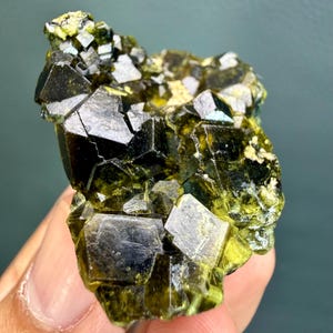 Piękny, zakończony klaster granatu z okazem albitu, surowe minerały, okaz minerału, 590 karatów