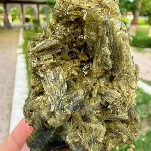 Naturalny klaster epidotów połączony z albitem, okaz 915 z Pakistanu, okaz minerałów