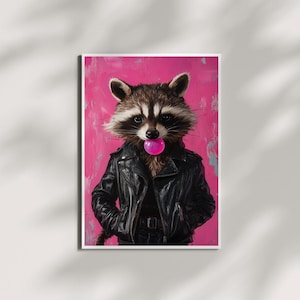 Puede incluir: Impresión artística enmarcada de un mapache con una chaqueta de cuero negra y una burbuja rosa. El mapache está sobre un fondo rosa vibrante con pinceladas texturizadas. La obra de arte tiene un estilo caprichoso y atrevido.