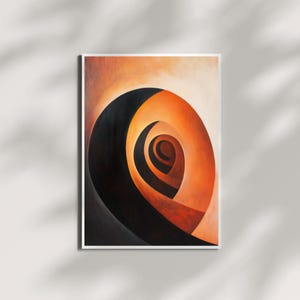 Op de afbeelding: Abstracte kunstprint met een spiraalvormig ontwerp in tinten van oranje, zwart en wit. Het kunstwerk heeft een moderne esthetiek, met een focus op geometrische vormen en kleurverlopen. Het ingelijste kunstwerk wordt op een witte muur getoond.