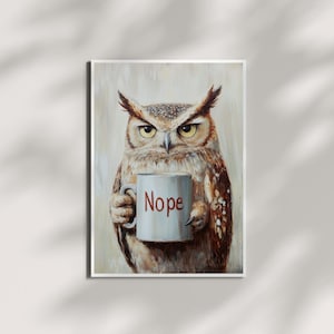 Può includere: Illustrazione di un gufo che tiene una tazza con la scritta "Nope" in rosso. Il gufo ha piume marroni e bianche, occhi gialli ed è ambientato su uno sfondo neutro. L'opera è incorniciata in un bordo bianco.