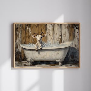 Könnte beinhalten: Ein gerahmter Druck zeigt eine weiße Ziege in einer Vintage-Badewanne mit Löwenfüßen, gefüllt mit Blasen. Die Ziege schaut den Betrachter an. Der Hintergrund ist eine rustikale Holzwand. Das Kunstwerk ist in einem hellbraunen Holzrahmen gerahmt.