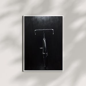 Könnte beinhalten: Schwarz-Weiß-Fotografie eines Fahrrads. Das Fahrrad ist mittig platziert, mit gebogenem Lenker und schlankem Rahmen. Der Hintergrund ist tiefschwarz und bildet einen auffälligen Kontrast zu den Details des Fahrrads.