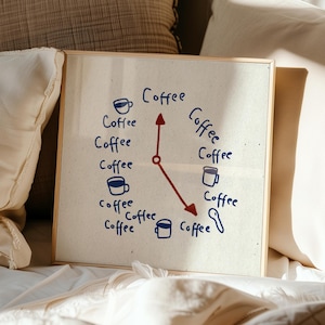 Puede incluir: Una pizarra cuadrada enmarcada con un diseño de reloj con temática de café. La esfera del reloj presenta la palabra "Coffee" escrita alrededor del perímetro, con una manecilla roja que apunta a los iconos de las tazas de café. El fondo es de color neutro.