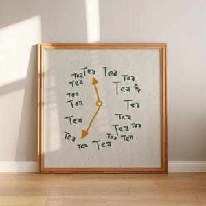 Puede incluir: Una obra de arte enmarcada en madera con un diseño de reloj. Los números se reemplazan con la palabra "Tea". Las manecillas del reloj son naranjas y el fondo es de color beige claro.
