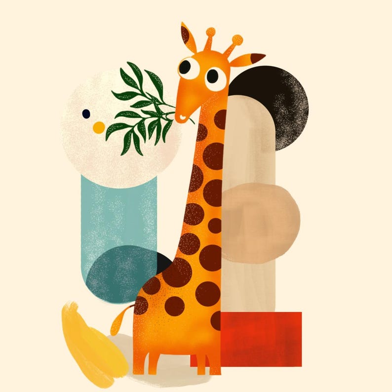 Op de afbeelding: Een grillige illustratie van een giraffe met een oranje lichaam en bruine vlekken, die groene bladeren eet. De giraffe staat tegen een achtergrond van abstracte vormen in beige, blauw, zwart en rood. De stijl is speels en kleurrijk.
