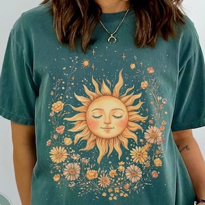 Comfort Colors® Celestial Spiritual Sun T-shirt, söt boho-t-shirt, boho hippieskjorta, vintage damtopp, hippiekläder, elegant blommig outfit