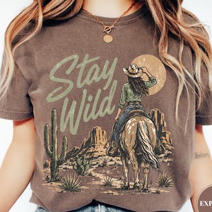 Camiseta Stay Wild Western Comfort Colors, camiseta vaquera con estampado del desierto, camisa bohemia de cactus campestre, regalo con estética de rodeo, vaquero vintage a la moda