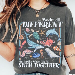 En esta escuela todos nadamos juntos - Camiseta, Camiseta para profesor/a, Animales marinos, Niños con autismo - Camiseta gráfica de amabilidad, Camiseta unisex