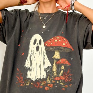 T-shirt Champignon fantôme Cottagecore, Chemise d'Halloween couleurs confort, T-shirt de la saison effrayante, Tenue d'automne, Jolies tenues pour femme, Sweat-shirt d'automne